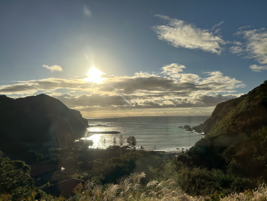 周遊バスの車窓からの夕日