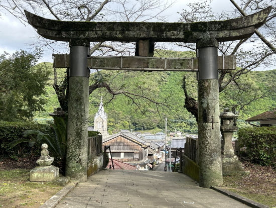 﨑津諏訪神社鳥居から覗く﨑津教会