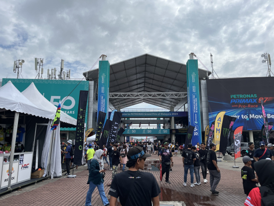 A lot of merchandise booth & food trucks along starting from the main entrance all to way to the grand stand area