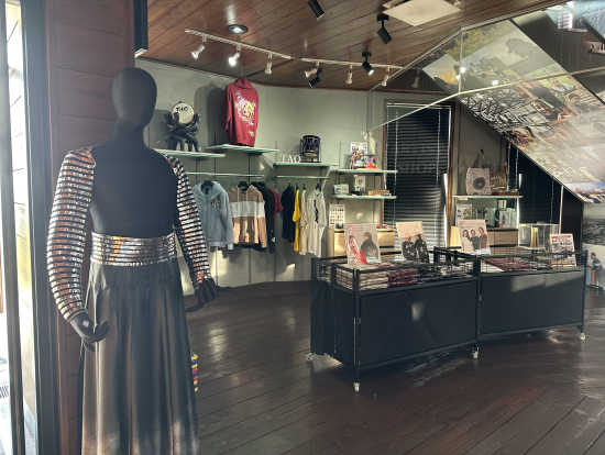 ショップではオフィシャルグッズを販売しています