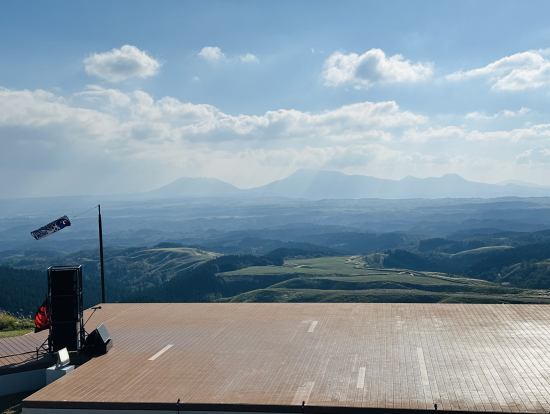 阿蘇連山をバックに最高のステージが楽しめます