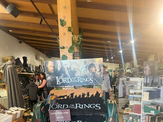 世界中のマニアがごった返しているお土産物コーナー