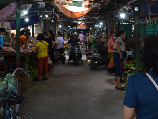 ヴァンフックシルク村の市場