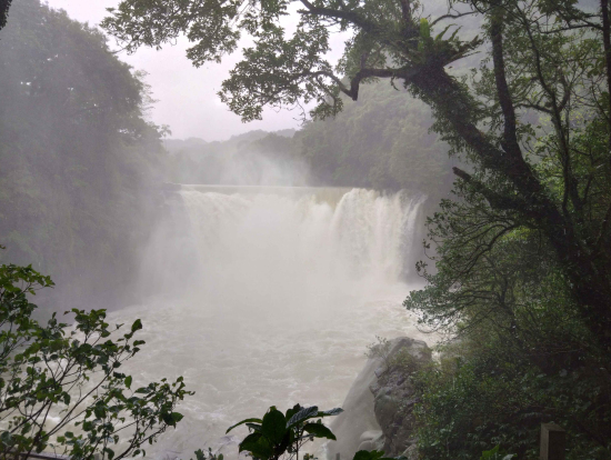 十分瀑布は大雨による増水のうえ、ドシャ降り・飛沫で大迫力