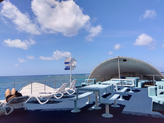 昼食後、人口島(ポンツーン)のデッキでごろり